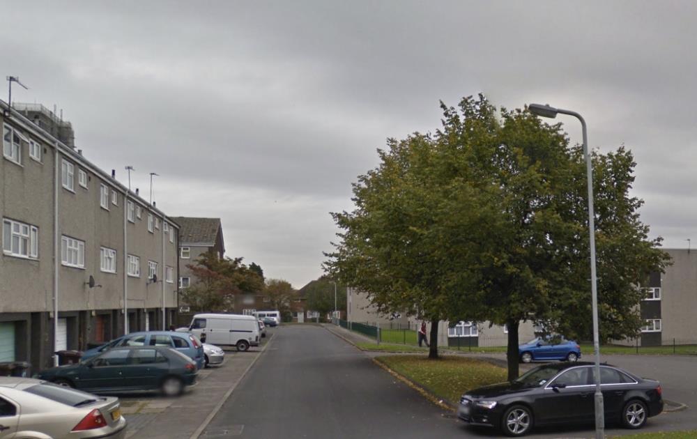 3-letnia dziewczynka chodziła sama po ulicy. Matka zostawiła ją w domu i poszła do pracy