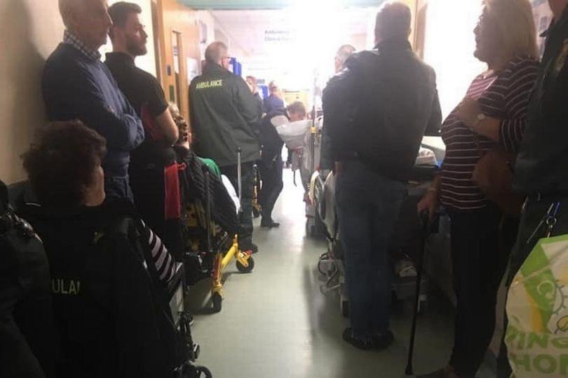 Pacjenci czekali w 12-godzinnej kolejce na przyjęcie do lekarza