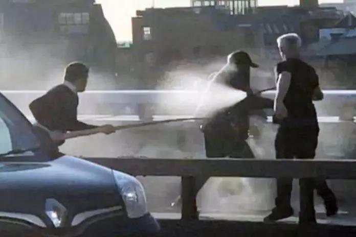 Dzielny Łukasz był pięć razy dźgnięty nożem. Polak opuścił szpital i czuje się dobrze