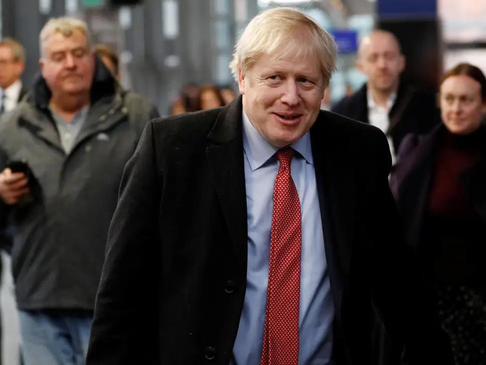 Partia Johnsona prowadzi w sondażach, zostało 3 dni do wyborów