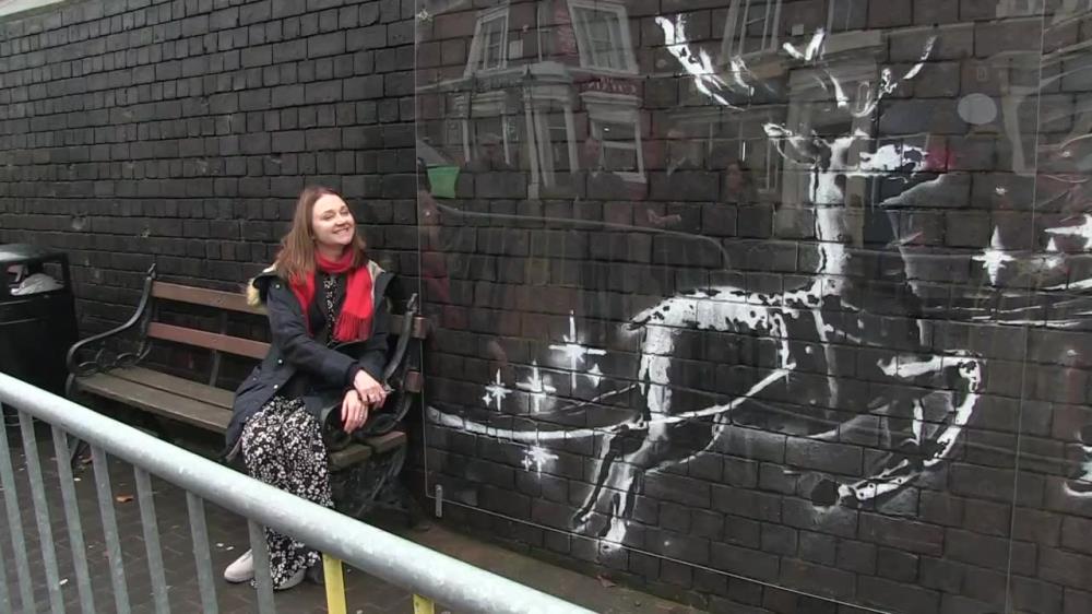 Świąteczna praca Banksy'ego w Birmingham zdewastowana.  Ktoś dodał napis sprayem