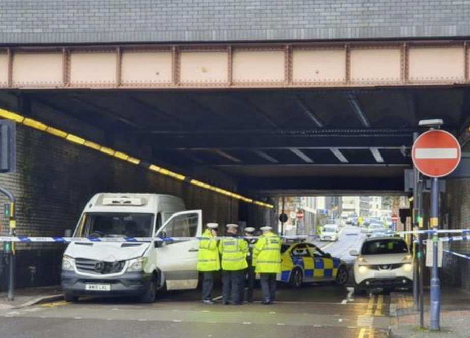 Uwaga: Pieszy śmiertelnie potrącony w Centrum Birmingham. Droga Moor Street jest zamknięta