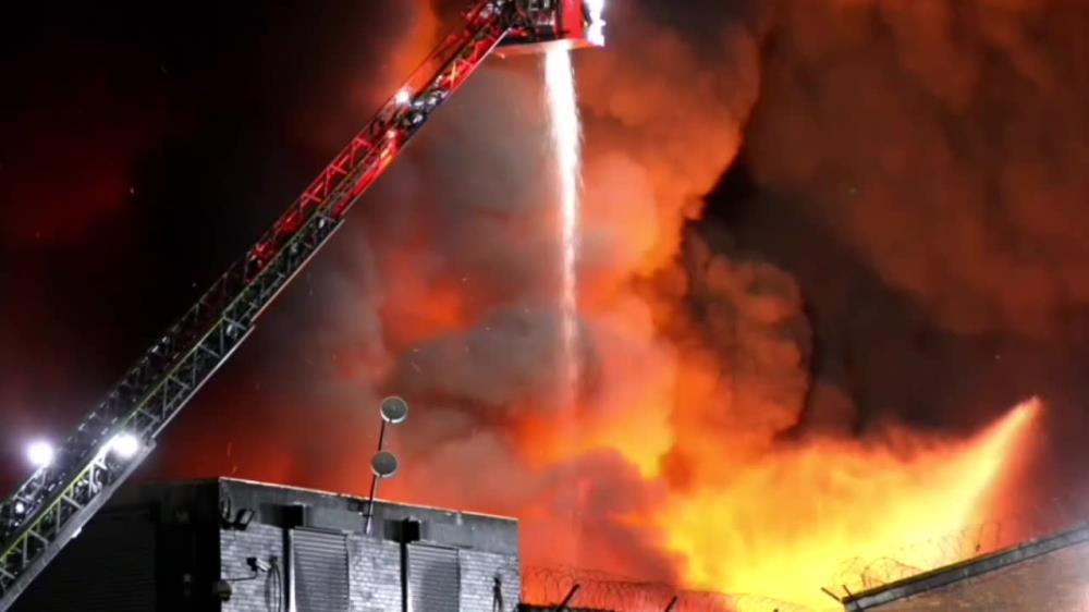 Pożar w dzielnicy przemysłowej Manchesteru. Ogień gaszono z podnośnika