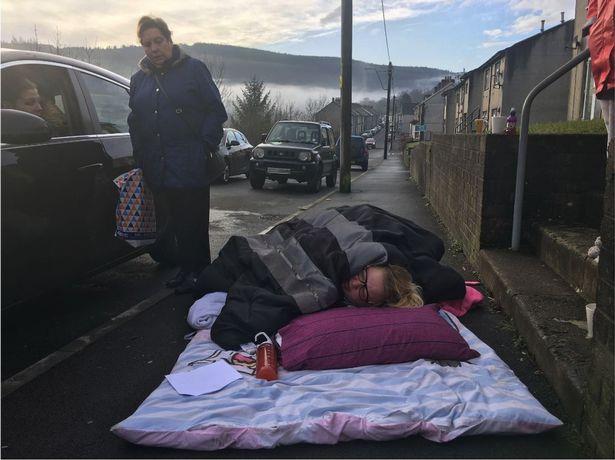 Kobieta czekała sześć godzin na chodniku na karetkę, zmarła w szpitalu