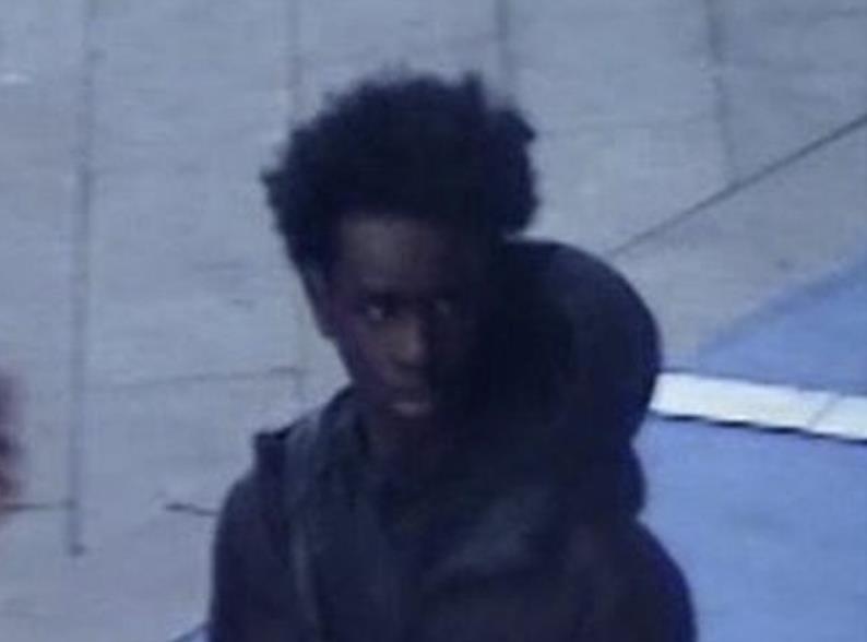 Policja poszukuje mężczyzny w związku z ranieniem dwóch nastolatków