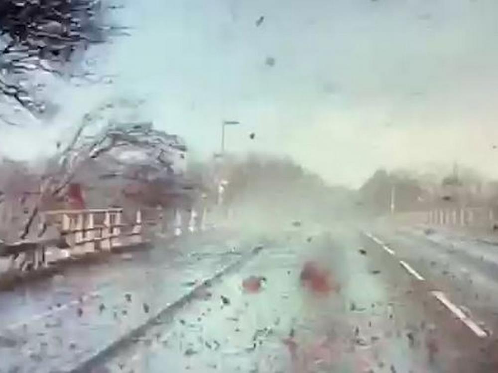Tornado w Wielkiej Brytanii. Uszkodzone domy i samochody, paraliż na ulicach