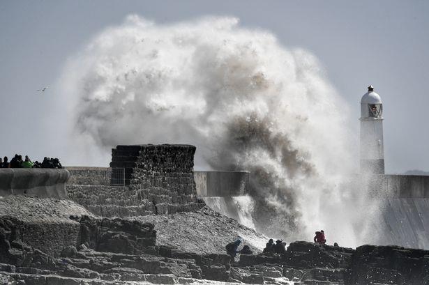 Uwaga: Sztorm Brendan uderzy w Wielką Brytanię. Met Office wydało ostrzeżenia pogodowe