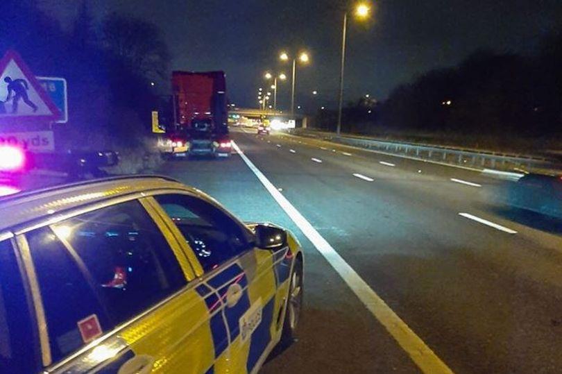 Polski kierowca ciężarówki był tak pijany, że wypadł z kabiny na autostradę M6