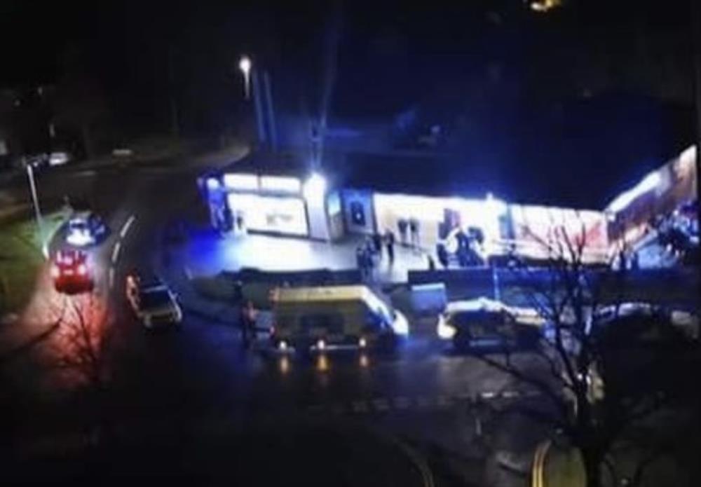 Apel policji: Mężczyzna dźgnięty nożem podczas kradzieży samochodu