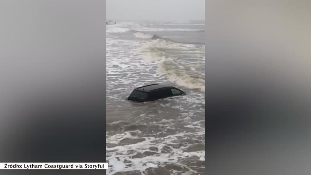 Wysoki przypływ zaskoczył turystów. Auto zniknęło pod falami