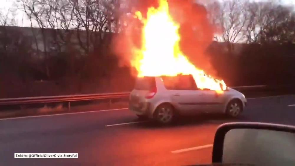 Auto stanęło w płomieniach na autostradzie M3