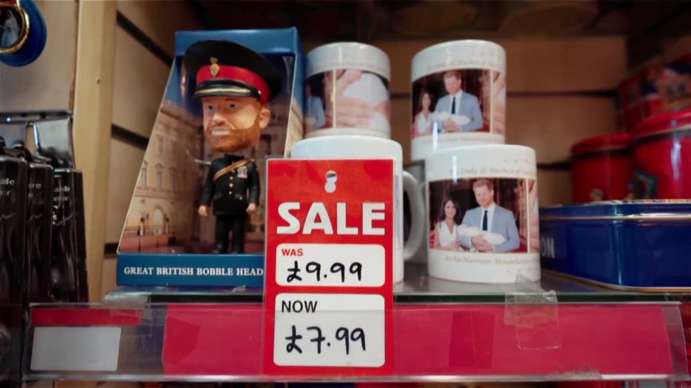 Sklepy z pamiątkami w Wielkiej Brytanii przeceniają rzeczy z Harrym i Meghan