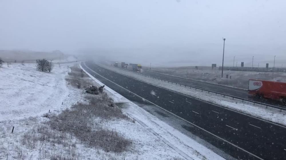 Śnieżyca nad autostradą M6 w Wielkiej Brytanii. Prognozy przewidują dalsze pogarszanie pogody