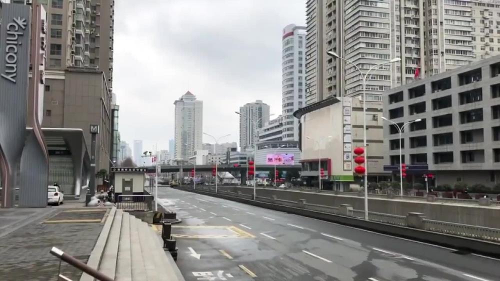 Koronawirus: Opustoszałe ulice miasta Wuhan. Trwa ewakuacja obcokrajowców