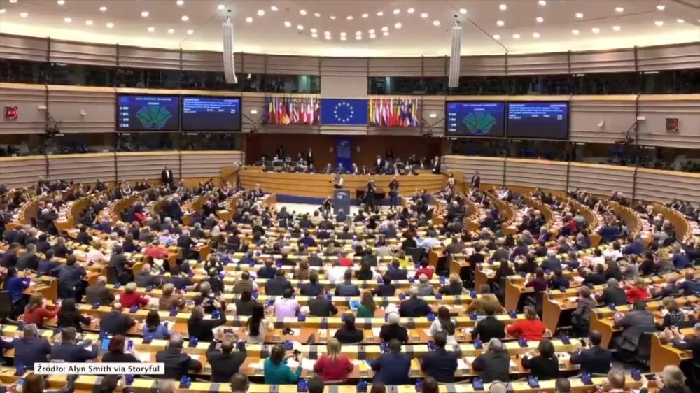 Europarlament przyjął umowę o brexicie. Deputowani odśpiewali W. Brytanii pożegnalną pieśń