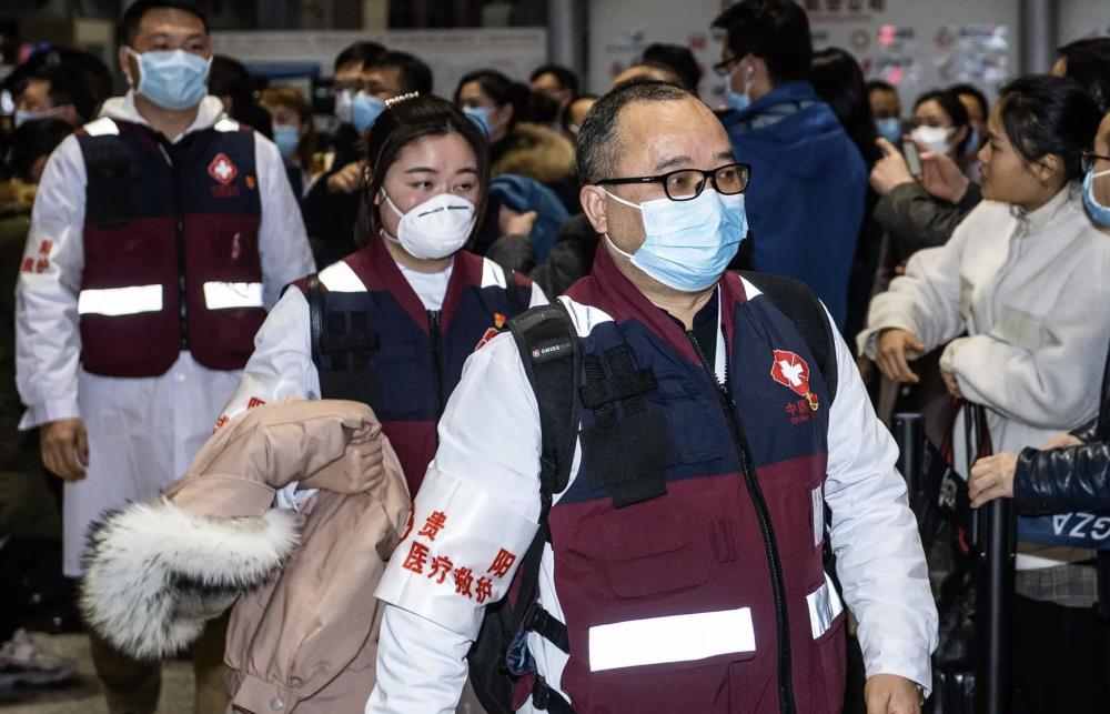 Opóźniono ewakuacje Brytyjczyków z Chin. Osoby z objawami koronawirusa nie będą mogły wrócić do kraju