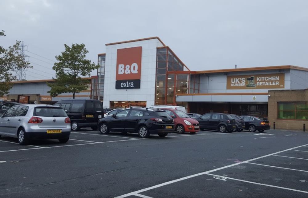 Zagrozili nożem mężczyźnie na parkingu B&Q w Erdington, następnie ukradli mu samochód