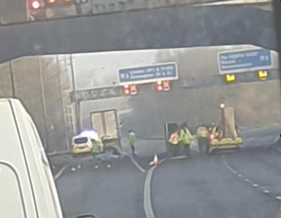 Pilne: Ciało mężczyzny znalezione na autostradzie M5. Droga jest zamknięta w obu kierunkach