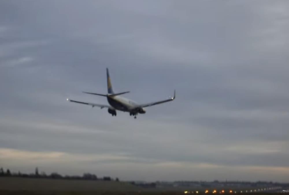 Sztorm Ciara: Samoloty Ryanair nie dały radę wylądować w Birmingham, wylądowały w Manchesterze