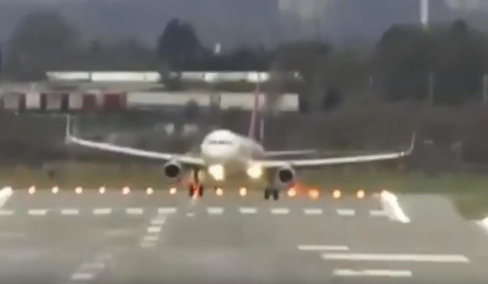 Sztorm Ciara: Dramatyczne chwile podczas lądowania samolotu Wizzair z Warszawy w Birmingham