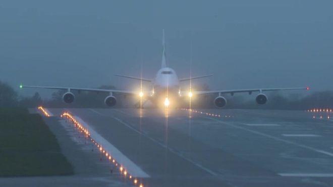 Koronawirus: Ostatni samolot z Wuhan wylądował w Wielkiej Brytanii