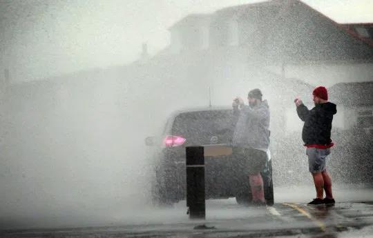 Pilne: Śmiertelna ofiara sztormu Ciara. Mężczyznę przywaliło drzewo, gdy jechał samochodem