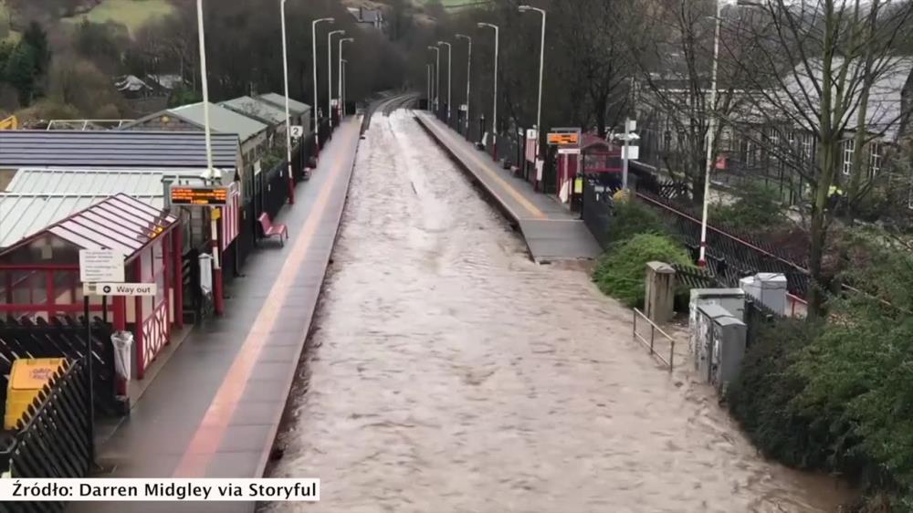 Sztorm Ciara: Woda zalała tory i uniemożliwiła maszynom dotarcie do wielu miejscowości