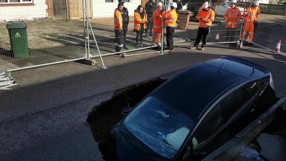 Skutki sztormu Ciara. Auto zapadło się w jezdni
