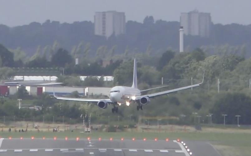 Zobacz: Nieudane lądowanie samolotu w Birmingham podczas sztormu Ciara