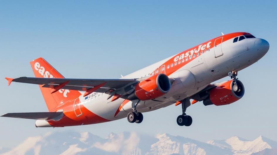 Samolot EasyJet musiał awaryjnie lądować po tym, jak pijany pasażer zaczął jeść swój telefon