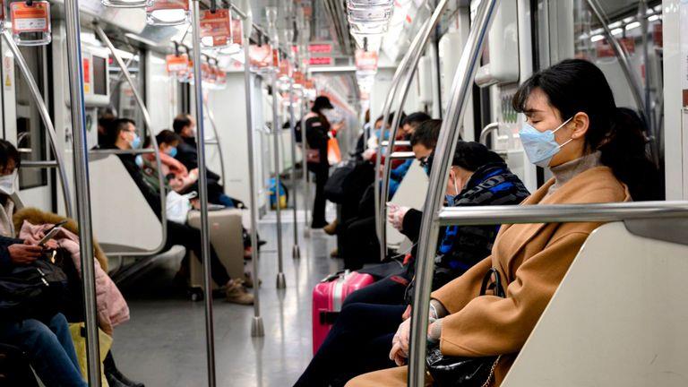 Kobieta zakażona koronawirusem przyjechała Uberem do szpitala. Prawie 800 osób w Londynie przebadane jednego dnia