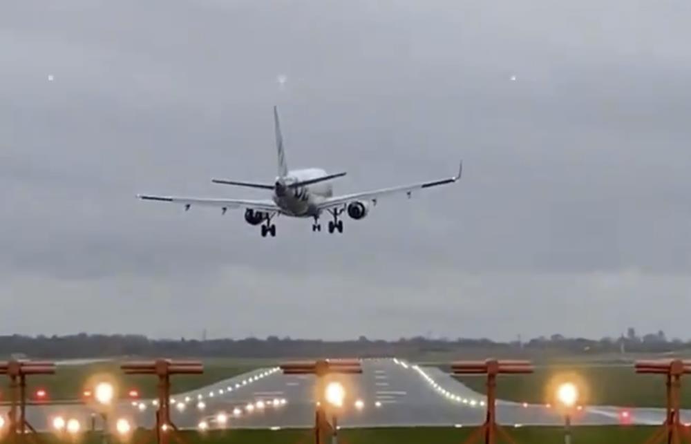 Lądowanie samolotu Flybe podczas sztormu Dennis w Birmingham. Oświadczenie linii Lotniczych