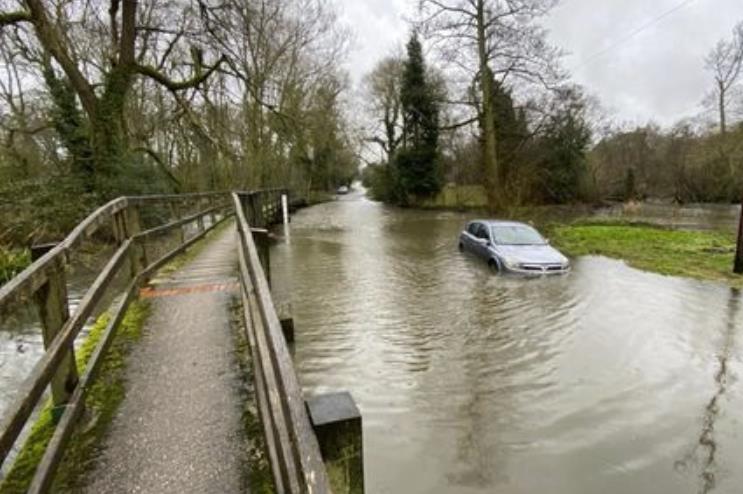 Sztorm Dennis: Powodzie, zamknięte drogi, odwołane loty