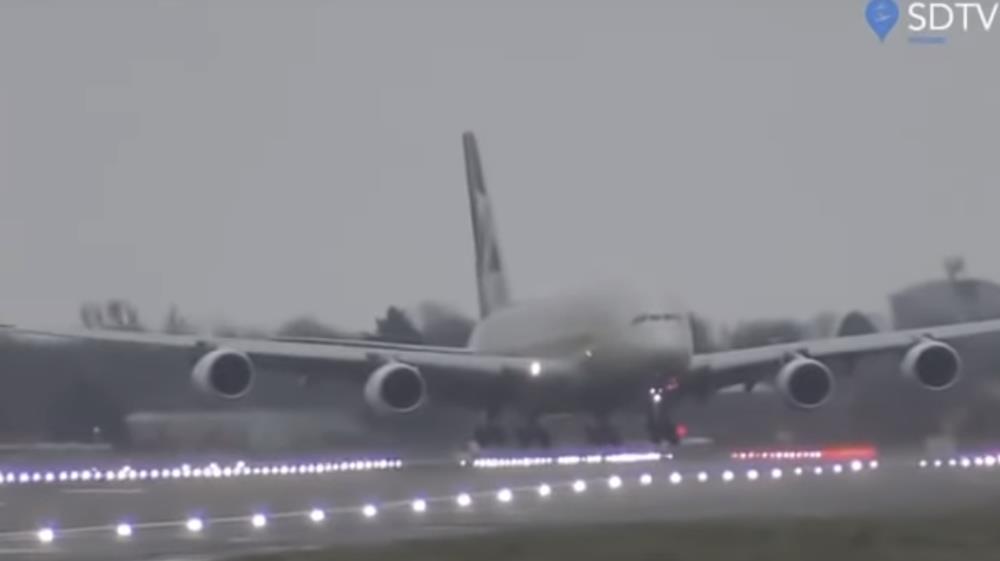 Widowiskowe lądowanie Airbusa A380 podczas sztormu Dennis