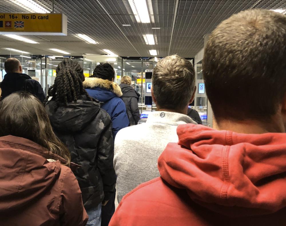 „To nie jest Brexit, za którym głosowałem” - Brytyjczyk był zmuszony czekać w kolejce do odprawy paszportowej