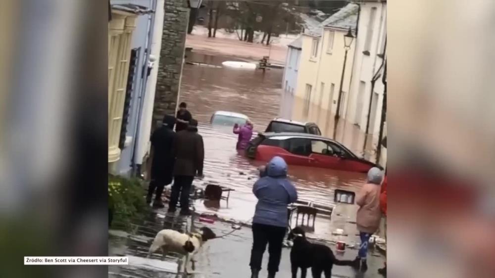 Sztorm Dennis w Wielkiej Brytanii. Ulice zamieniły się w rwące potoki