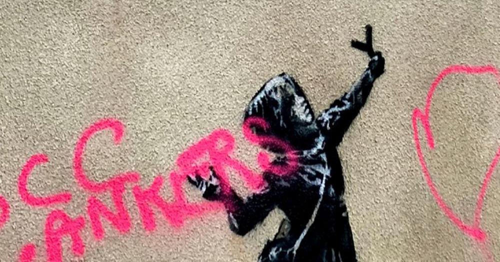 Walentynkowe dzieło Banksy’ego zdewastowane. Zamazano dziewczynkę strzelającą kwiatami z procy