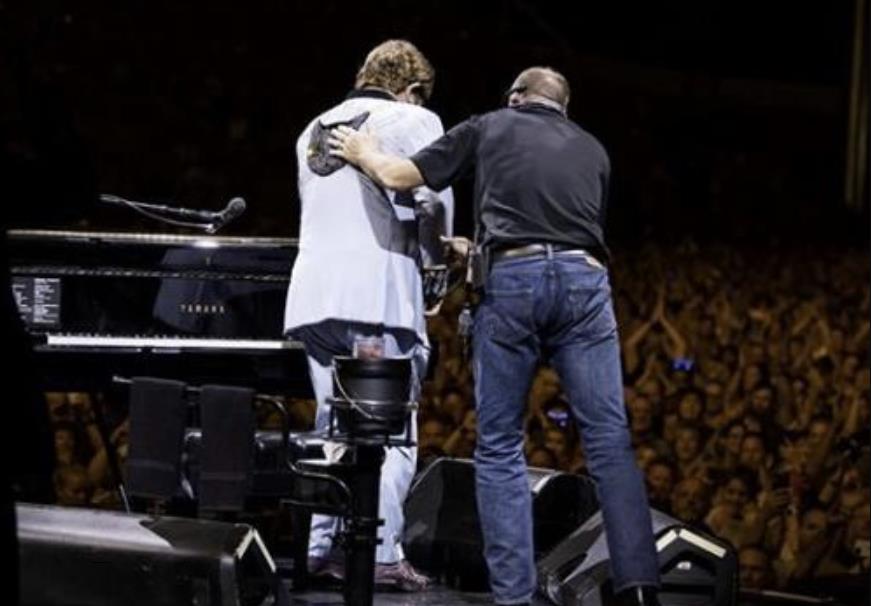 Tłum oklaskuje Eltona Johna, który przerwał koncert, bo stracił głos. Muzyk zszedł ze sceny ze łzami w oczach