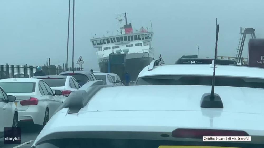 Sztorm Dennis rozbujał prom jak zabawkę. Kapitan wykazał się umiejętnościami i zacumował w szkockim porcie