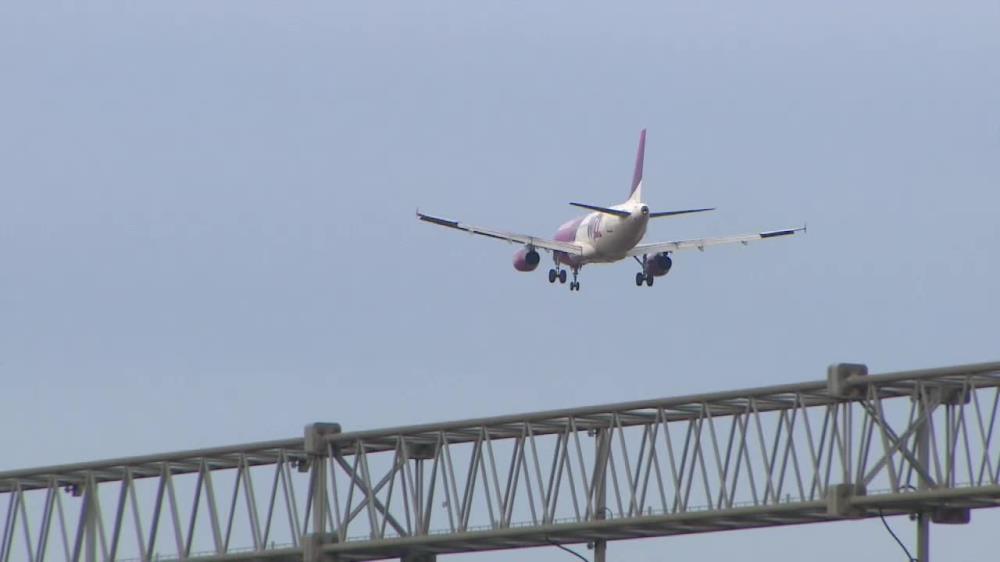 Silne podmuchy wiatru uniemożliwiły lądowanie samolotu Wizzair w Gdańsku. Maszyna poleciała do Warszawy