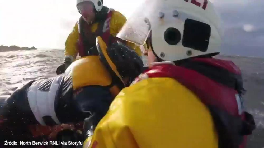 Brawurowa akcja ratunkowa. Nieodpowiedzialny windsurfer igrał ze sztormem Dennis