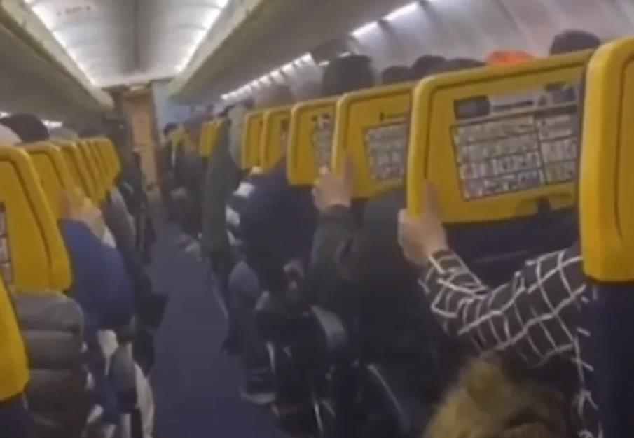 Chwile grozy na pokładzie Ryanaira. Pasażerowie wymiotowali i modlili się, by wyjść z tego cało