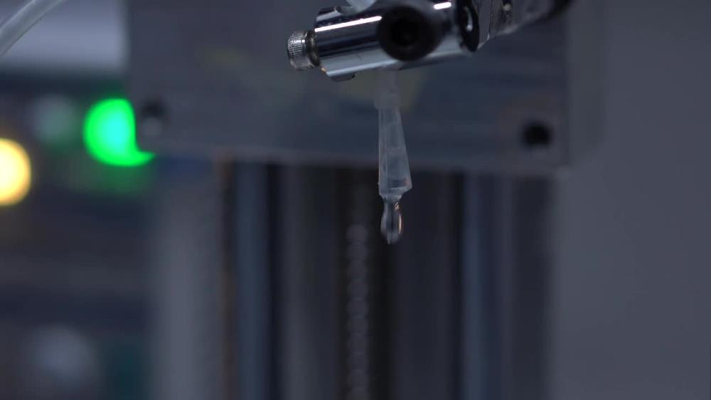 Naukowcy opracowali metodę wytworzenia energii z deszczu. Jedna kropla zasili 100 żarówek