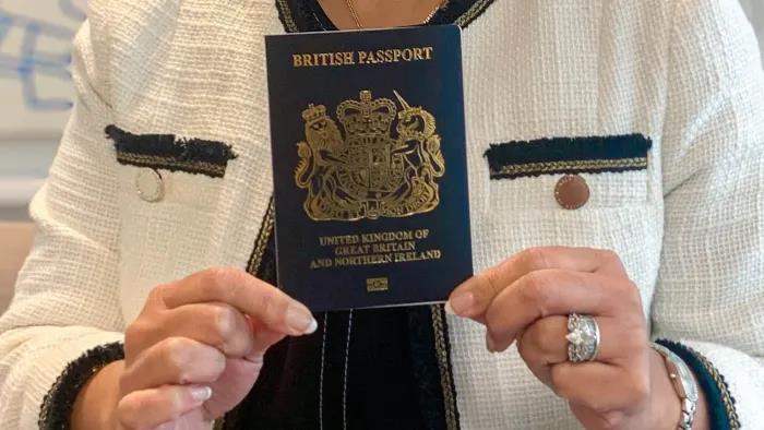 Niebieskie paszporty uważane za symbol „odzyskania tożsamości narodowej” są produkowane w Polsce