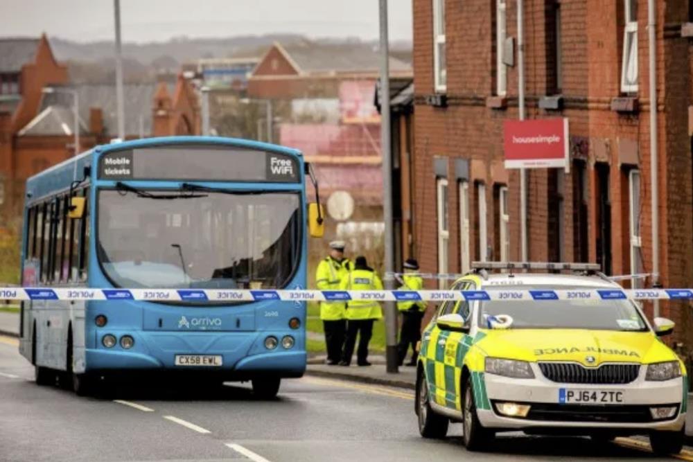 Tragedia w autobusie. Kierowca nagle zahamował - kobieta uderzyła głową w słupek i zmarła