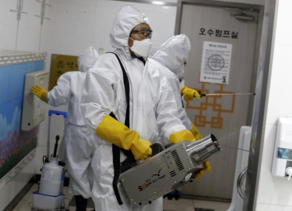 Trzy kolejne osoby zarażone koronawirusem w UK. Pierwszy przypadek w Walii