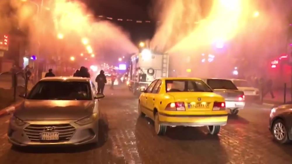 Ciężarówki dezynfekują ulice miasta Ahwaz w Iranie