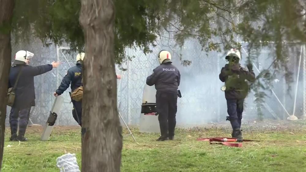 Syryjscy uchodźcy usiłowali przedostać się na terytorium Grecji. Policja użyła gazu łzawiącego