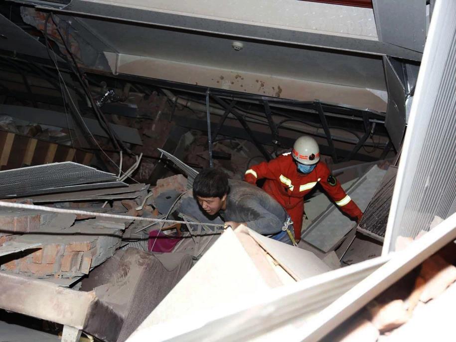 Zawalił się hotel, w którym trwała kwarantanna. 10 osób nie żyje.