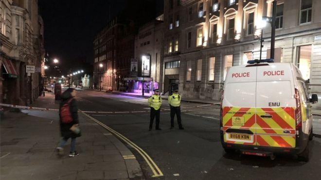 Nożownik zastrzelony przez uzbrojoną policję w centrum Londynu